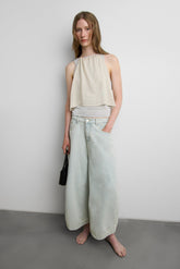 BARREL FIT LIGHT WASH JEAN