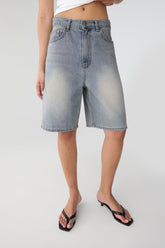 LIGHT WASH MID-RISE DENIM JORT