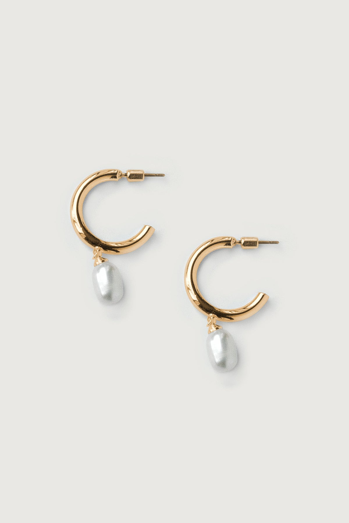 OPEN BACK HOOP WITH NATURAL PEARL