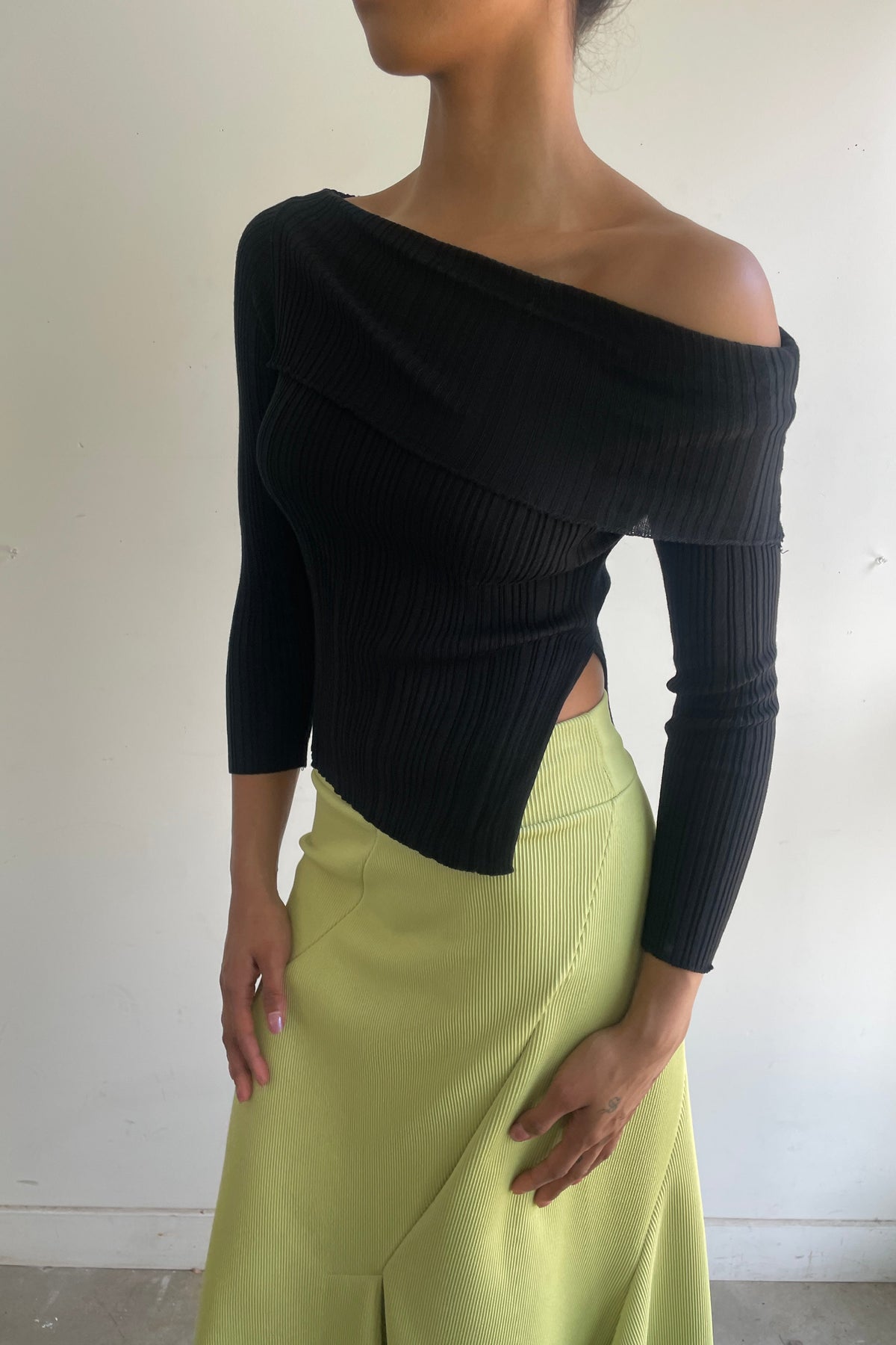 OFF THE SHOULDER KNIT TOP